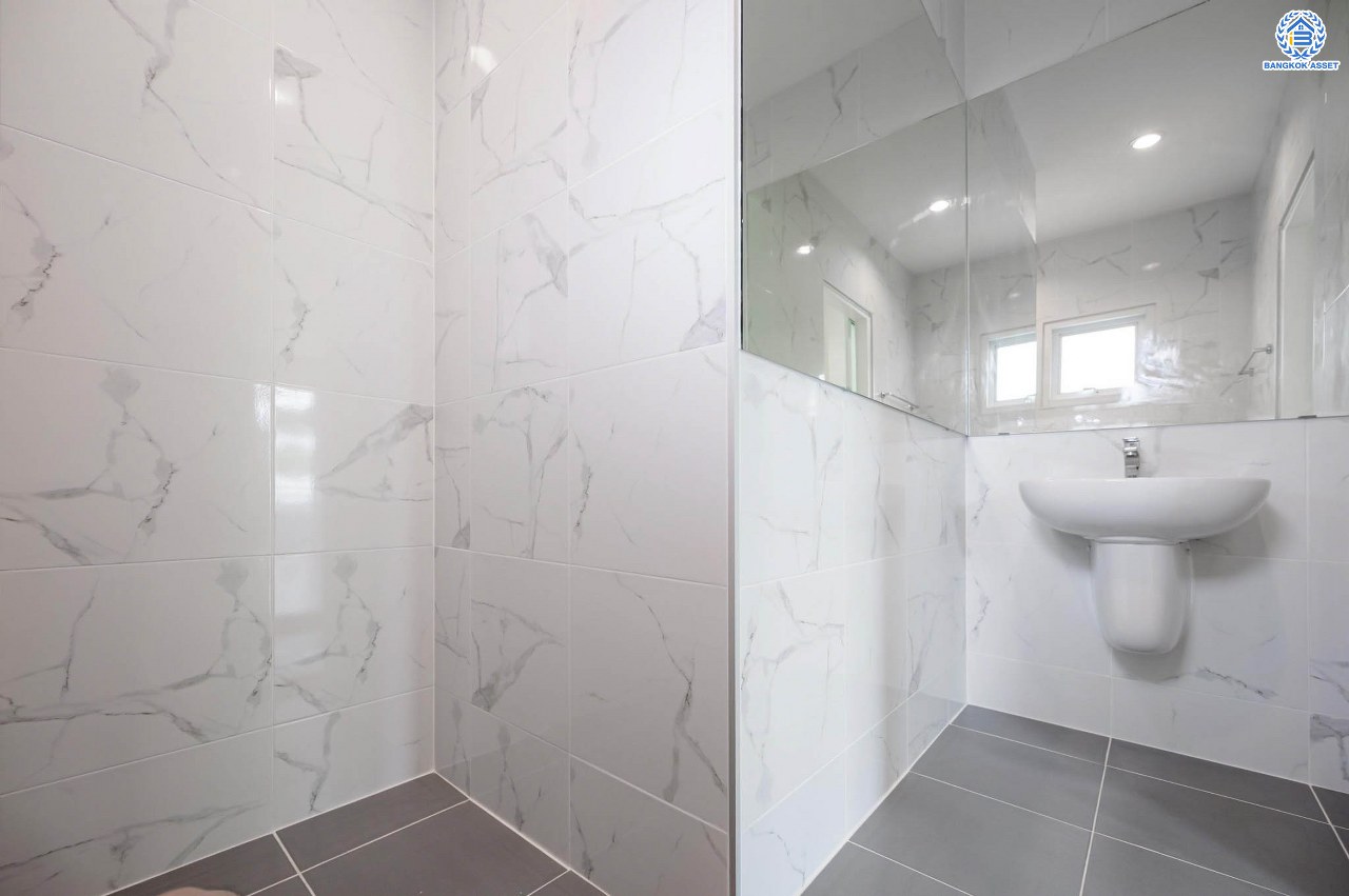 บ้านมือสองตกแต่งใหม่ โครงการ บ้านพิมาน ปิ่นเกล้า-กาญจนาภิเษก เนื้อที่ 103 ตร.ว. ฟังก์ชัน 4 ห้องนอน 3 ห้องน้ำ 1 ห้องอเนกประสงค์ จอดรถได้ 2 คัน บนทำเลเดินทางสะดวก ติดถนนกาญจนาภิเษก เชื่อมต่อหลายเส้นทาง ใกล้ทางด่วน "กาญจนาภิเษก" รถไฟฟ้า "สถานีหลักสอง" และเดอะมอลล์บางแค